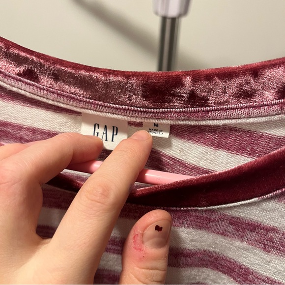 GAP Striped Velvet Maroon or Burgundy and White T-Shirt size medium - Picture 2 of 5